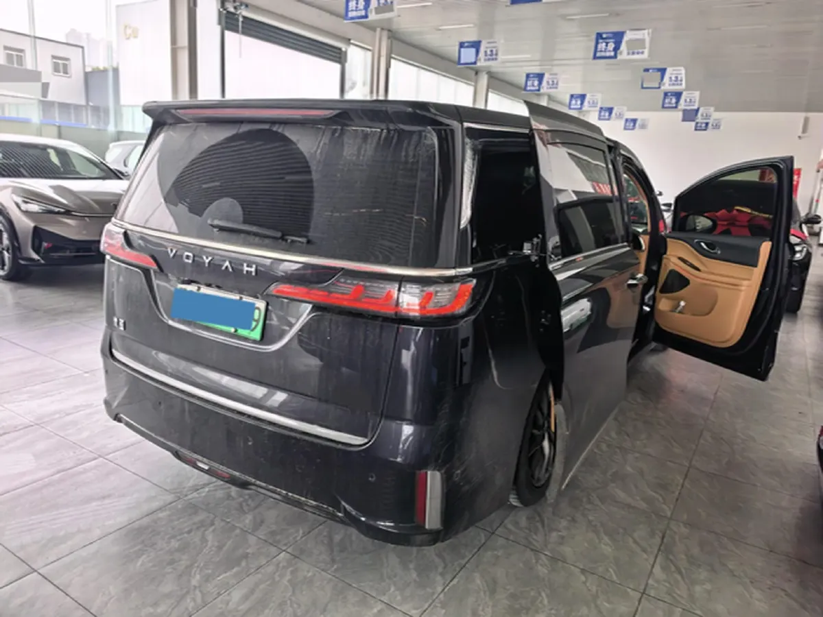 2024 Voyah Dream 1.5T 150HP L4 PHEV 43KWH,autocango,china used car exporter,china ev exporter,chinese used car exporter,chinese used ev exporter