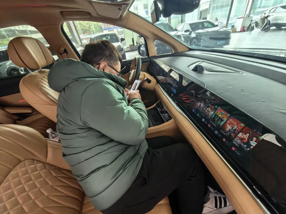 2024 Voyah Dream 1.5T 150HP L4 PHEV 43KWH,autocango,china used car exporter,china ev exporter,chinese used car exporter,chinese used ev exporter