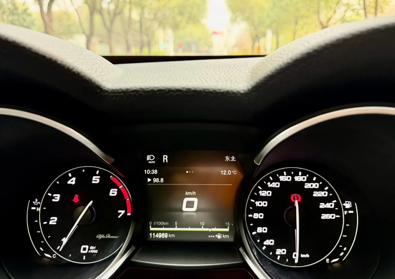 2017 Alfa Romeo Stelvio 2.0T 280HP L4 8AT,autocango,china used car exporter,china ev exporter,chinese used car exporter,chinese used ev exporter