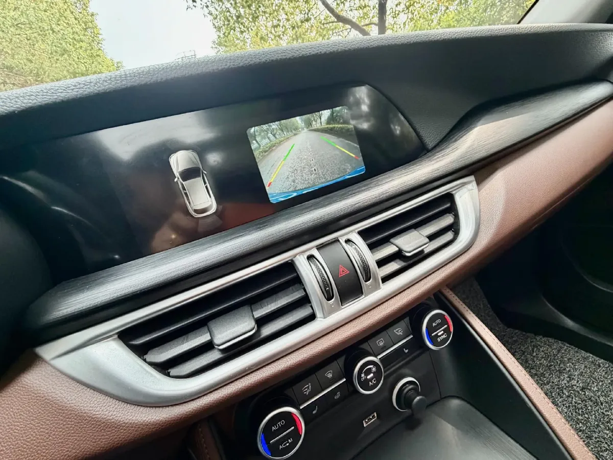 2017 Alfa Romeo Stelvio 2.0T 280HP L4 8AT,autocango,china used car exporter,china ev exporter,chinese used car exporter,chinese used ev exporter