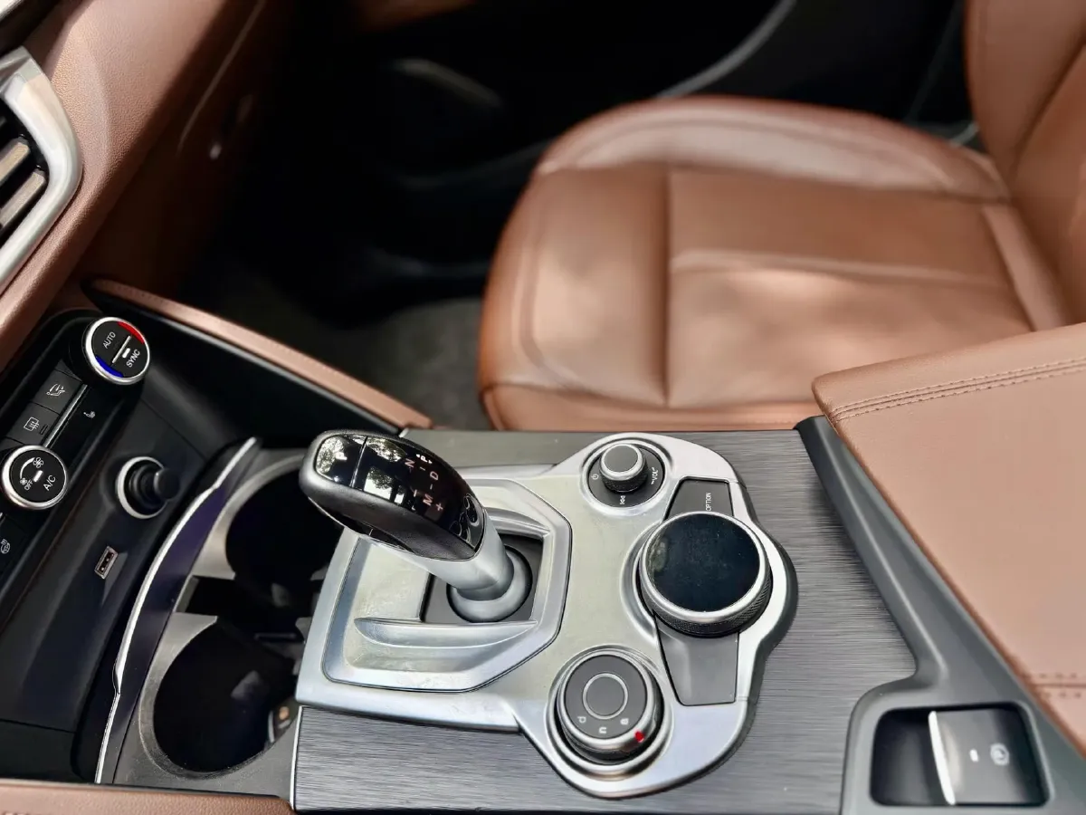 2017 Alfa Romeo Stelvio 2.0T 280HP L4 8AT,autocango,china used car exporter,china ev exporter,chinese used car exporter,chinese used ev exporter