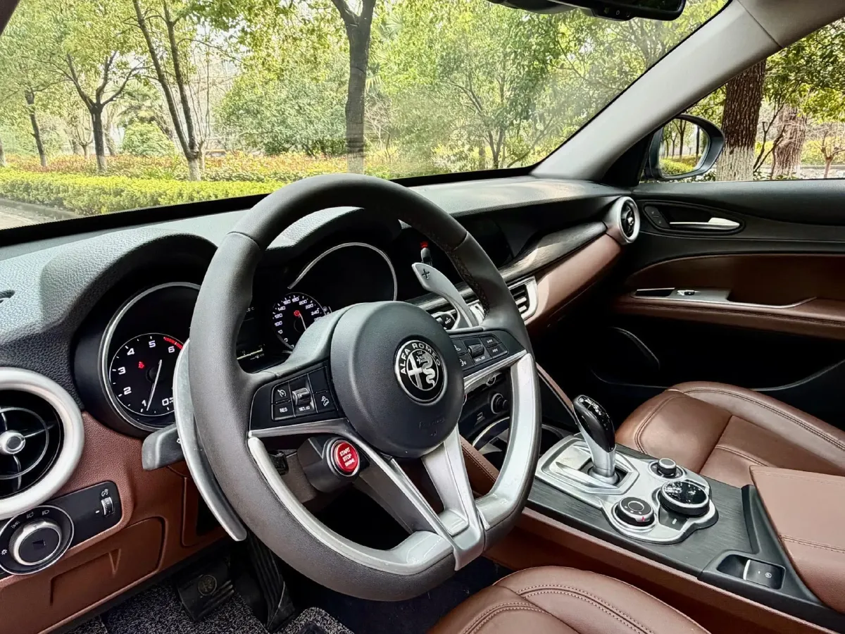 2017 Alfa Romeo Stelvio 2.0T 280HP L4 8AT,autocango,china used car exporter,china ev exporter,chinese used car exporter,chinese used ev exporter