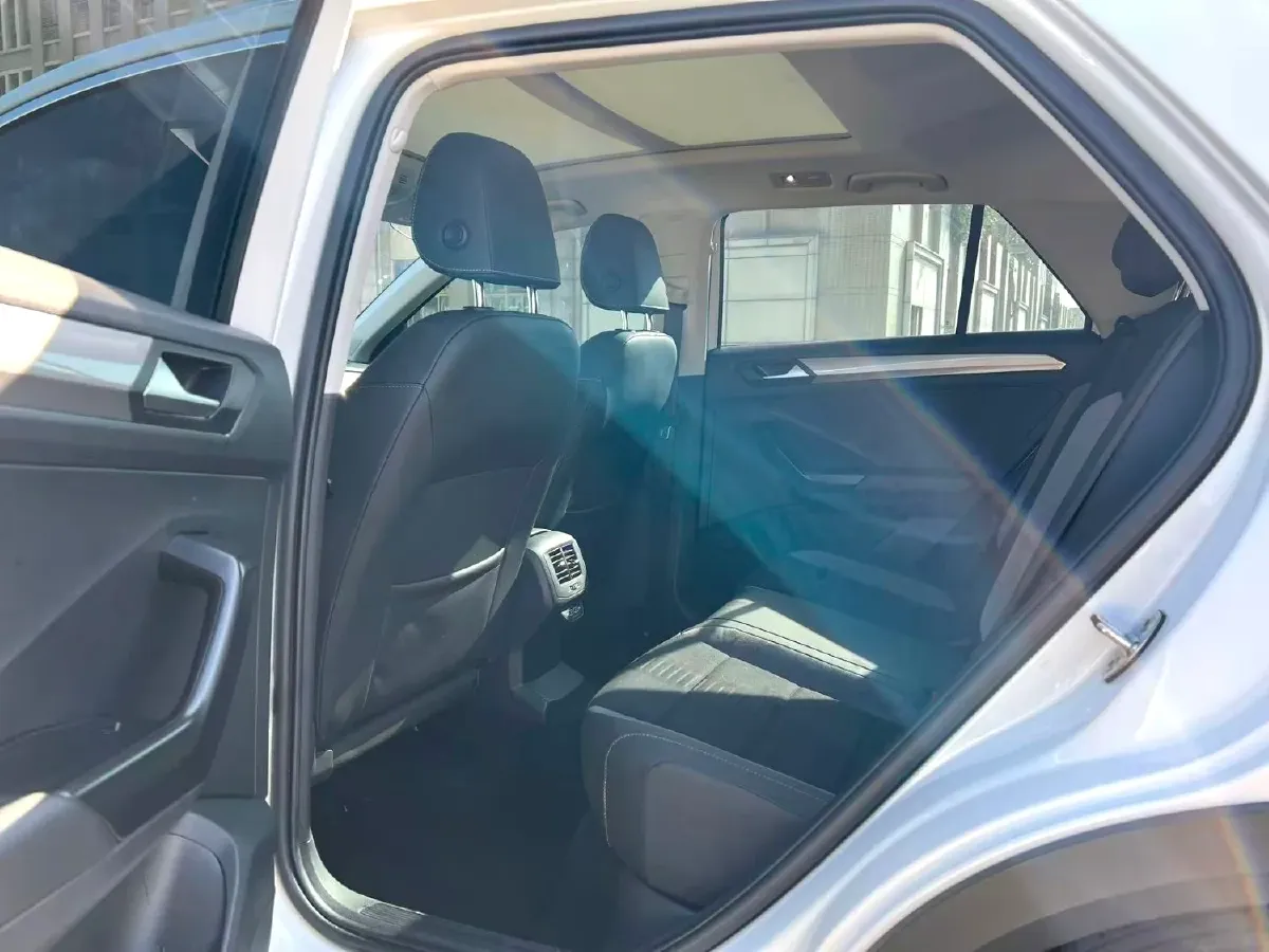 2022 Volkswagen T-Roc 1.4T 150HP L4 7DCT,autocango,china used car exporter,china ev exporter,chinese used car exporter,chinese used ev exporter