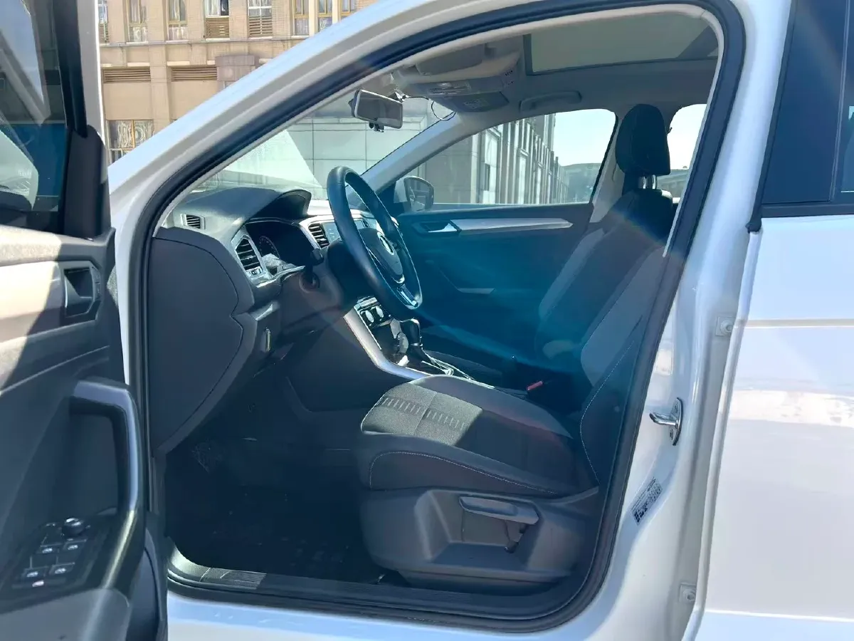 2022 Volkswagen T-Roc 1.4T 150HP L4 7DCT,autocango,china used car exporter,china ev exporter,chinese used car exporter,chinese used ev exporter
