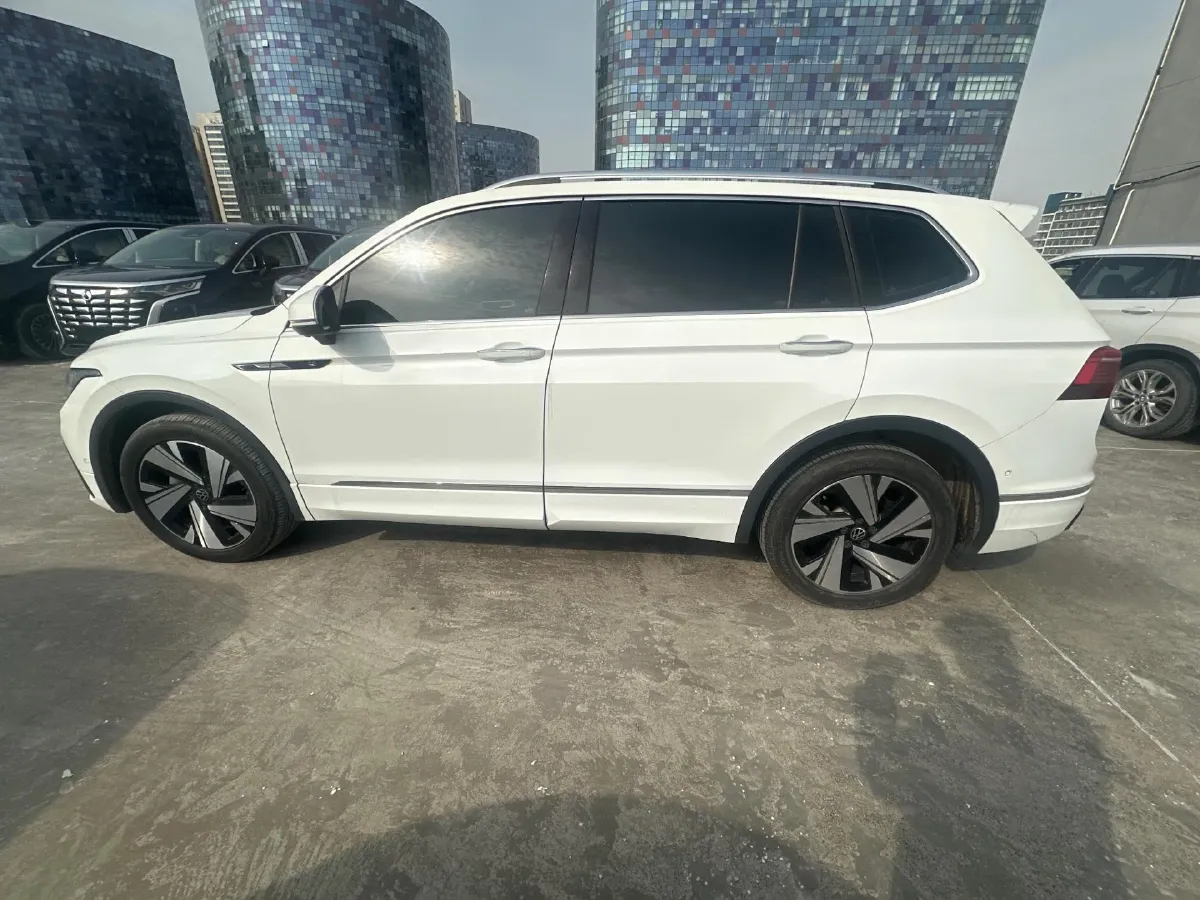 2023 Volkswagen Tiguan L 2.0T 220HP L4 7DCT,autocango,china used car exporter,china ev exporter,chinese used car exporter,chinese used ev exporter