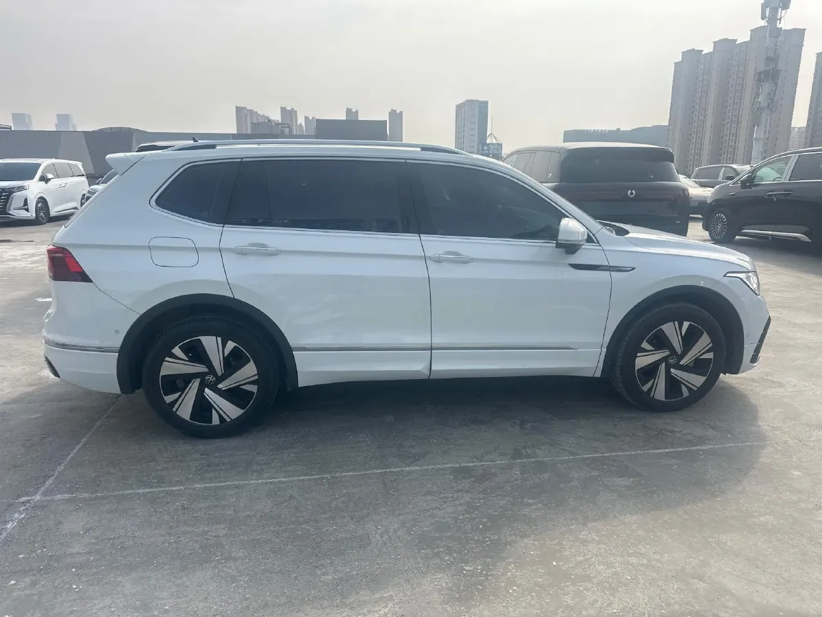 2023 Volkswagen Tiguan L 2.0T 220HP L4 7DCT,autocango,china used car exporter,china ev exporter,chinese used car exporter,chinese used ev exporter