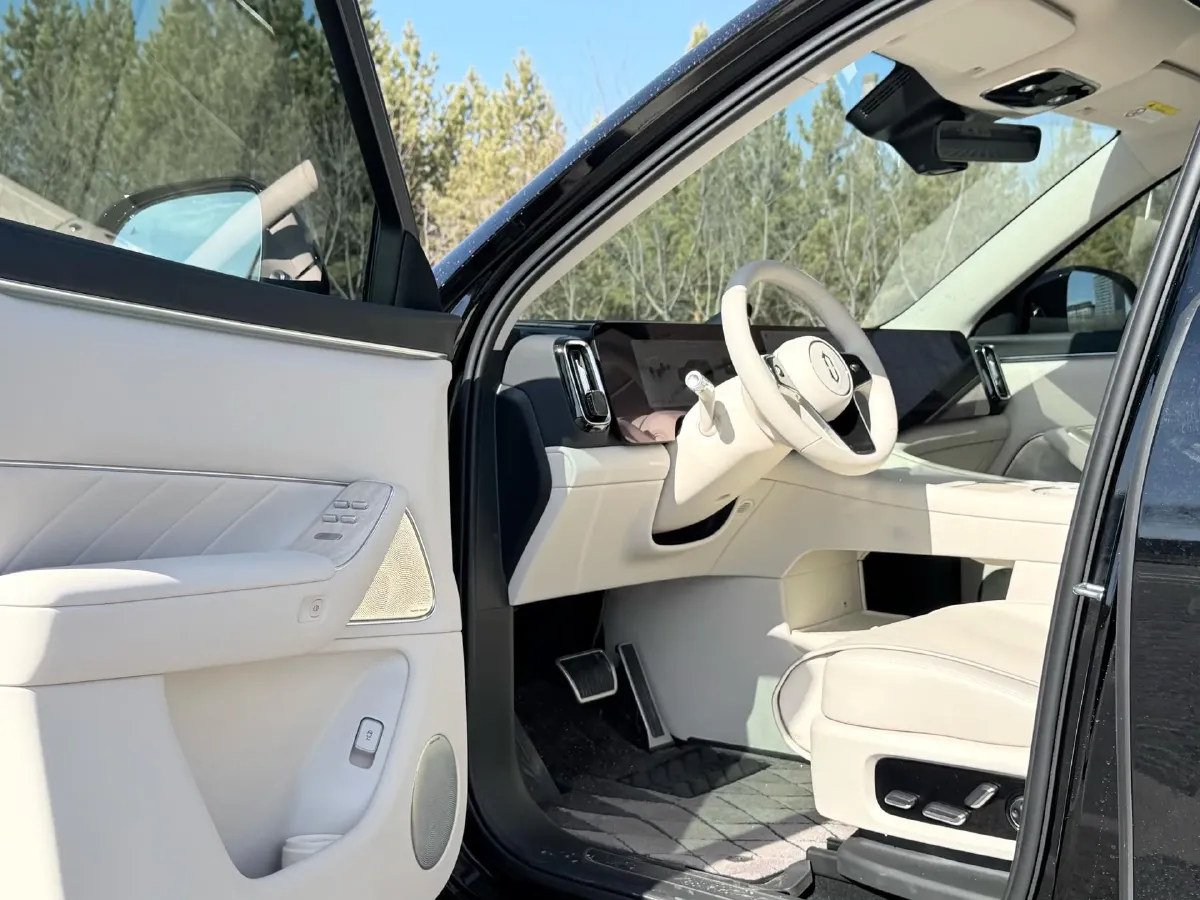 2025 AITO AITO M8 REEV 160HP REEV 53.4KWH,autocango,china used car exporter,china ev exporter,chinese used car exporter,chinese used ev exporter