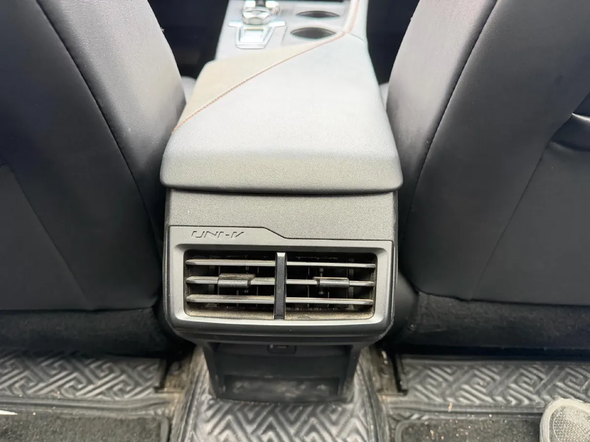 2022 ChangAn UNI-V 1.5T 188HP L4 7DCT,autocango,china used car exporter,china ev exporter,chinese used car exporter,chinese used ev exporter