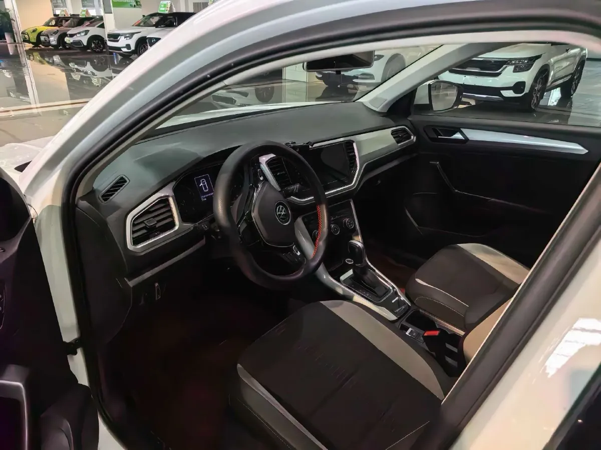 2022 Volkswagen T-Roc 1.4T 150HP L4 7DCT,autocango,china used car exporter,china ev exporter,chinese used car exporter,chinese used ev exporter