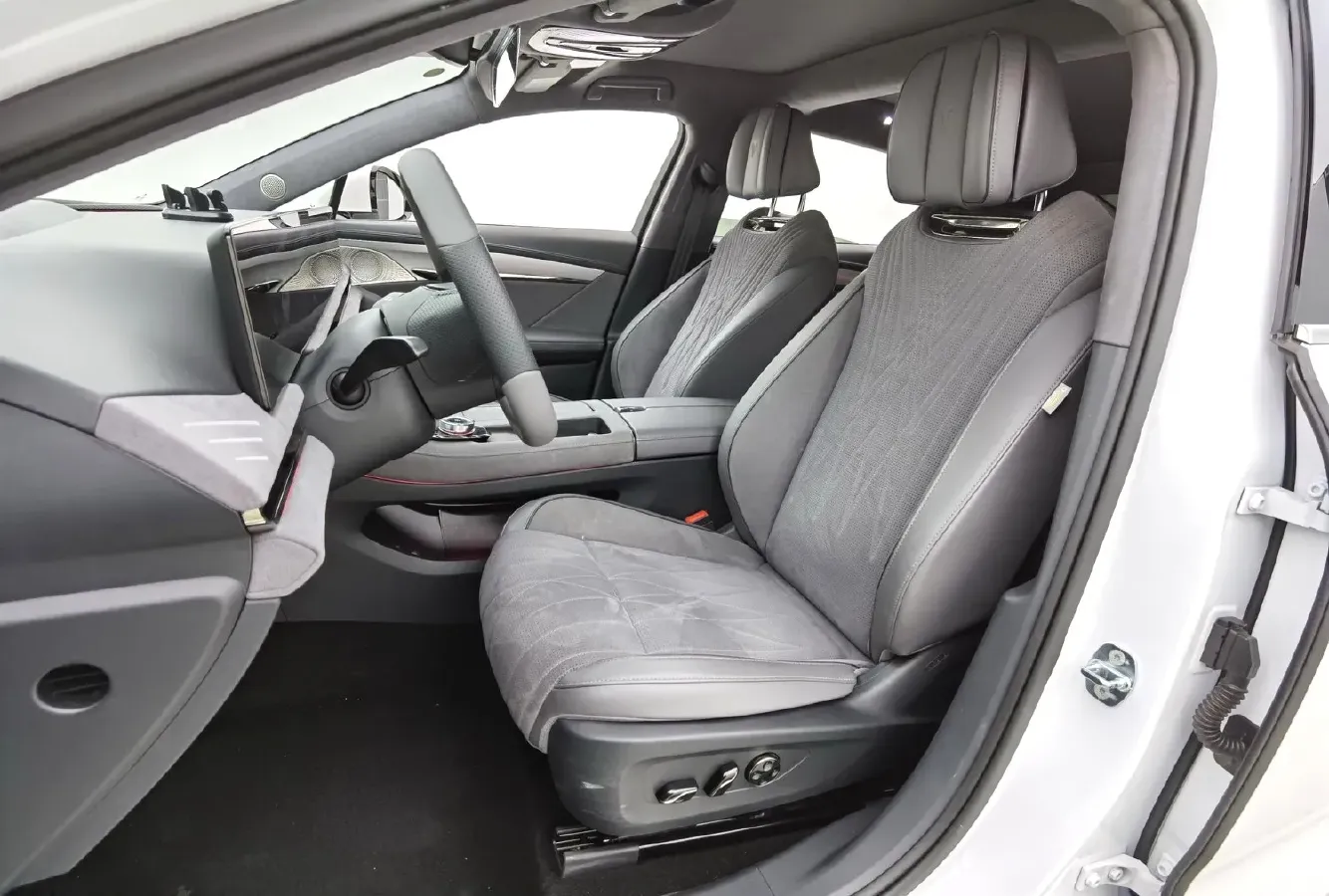 2023 Voyah ZhuiGuang BEV 82.11KWH,autocango,china used car exporter,china ev exporter,chinese used car exporter,chinese used ev exporter