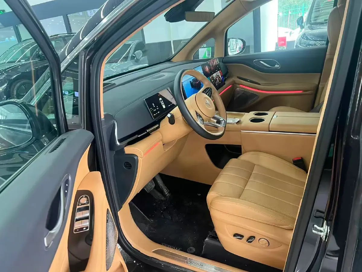 2025 Voyah Dream 1.5T 150HP L4 PHEV 41.7KWH,autocango,china used car exporter,china ev exporter,chinese used car exporter,chinese used ev exporter