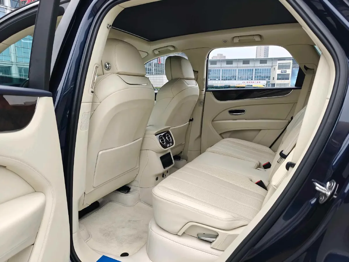 2021 Bentley Bentayga 4.0T 550HP V8 8AT,autocango,china used car exporter,china ev exporter,chinese used car exporter,chinese used ev exporter