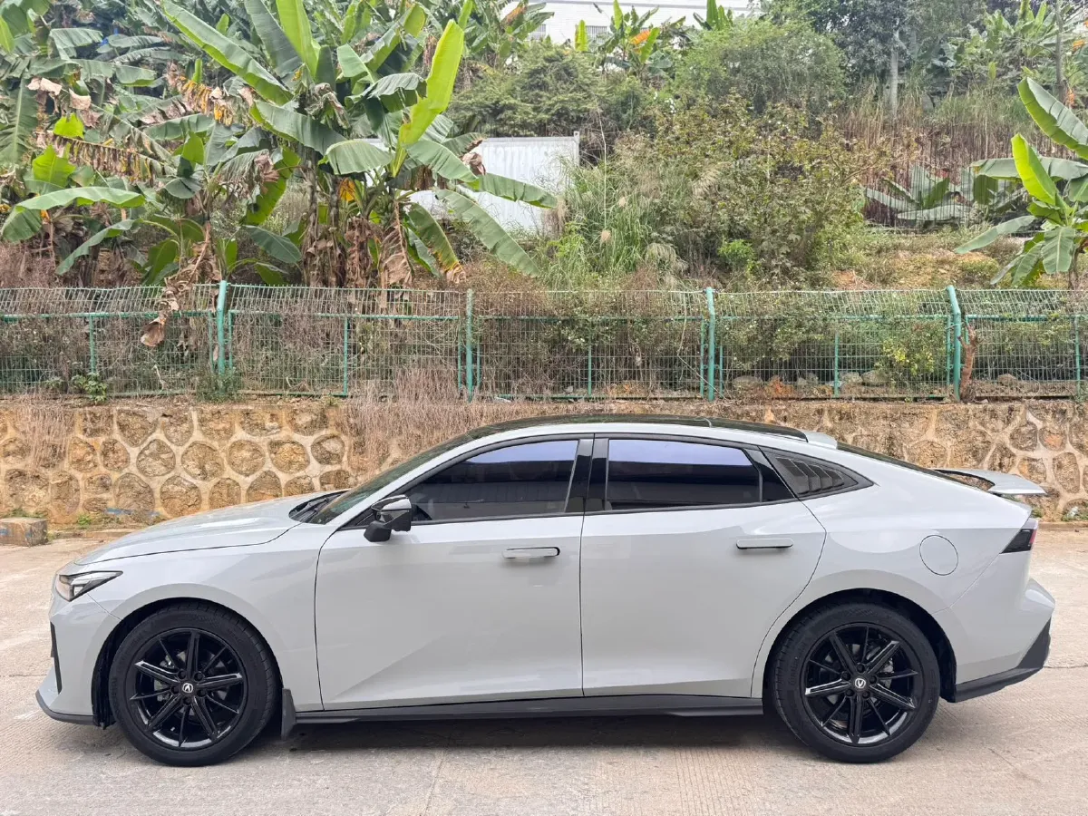 2023 ChangAn UNI-V 1.5T 188HP L4 7DCT,autocango,china used car exporter,china ev exporter,chinese used car exporter,chinese used ev exporter