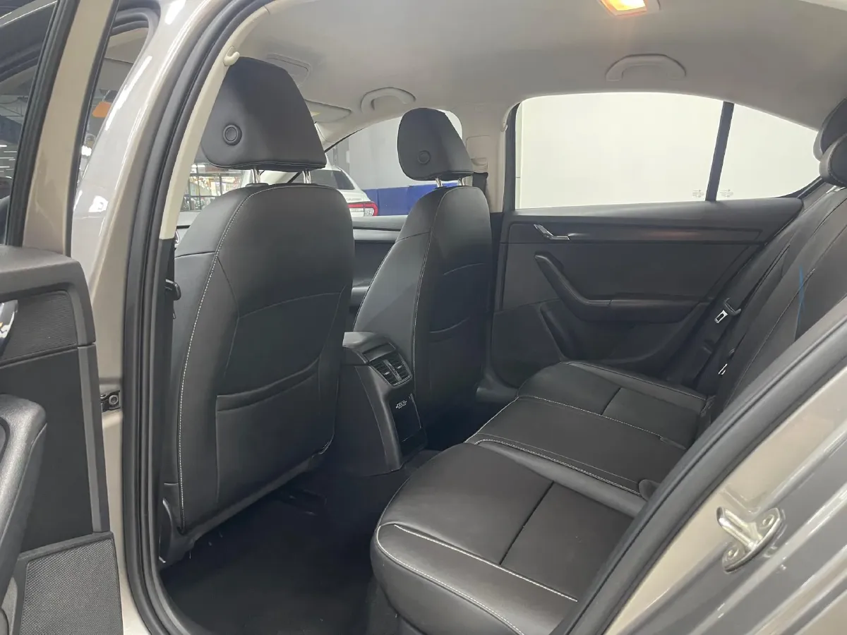 2021 Skoda Octavia 1.5L 113HP L4 6AT,autocango,china used car exporter,china ev exporter,chinese used car exporter,chinese used ev exporter