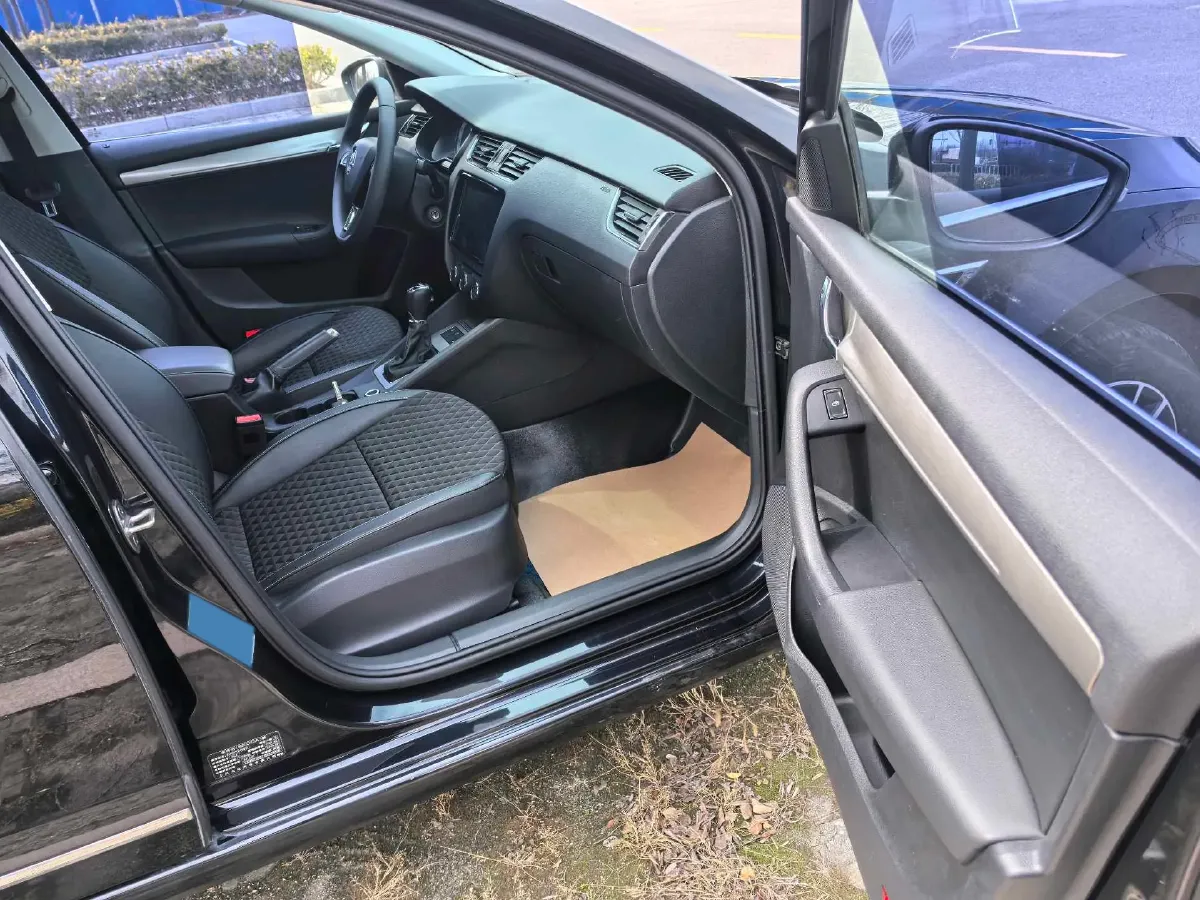 2019 Skoda Octavia 1.2T 116HP L4 7DCT,autocango,china used car exporter,china ev exporter,chinese used car exporter,chinese used ev exporter