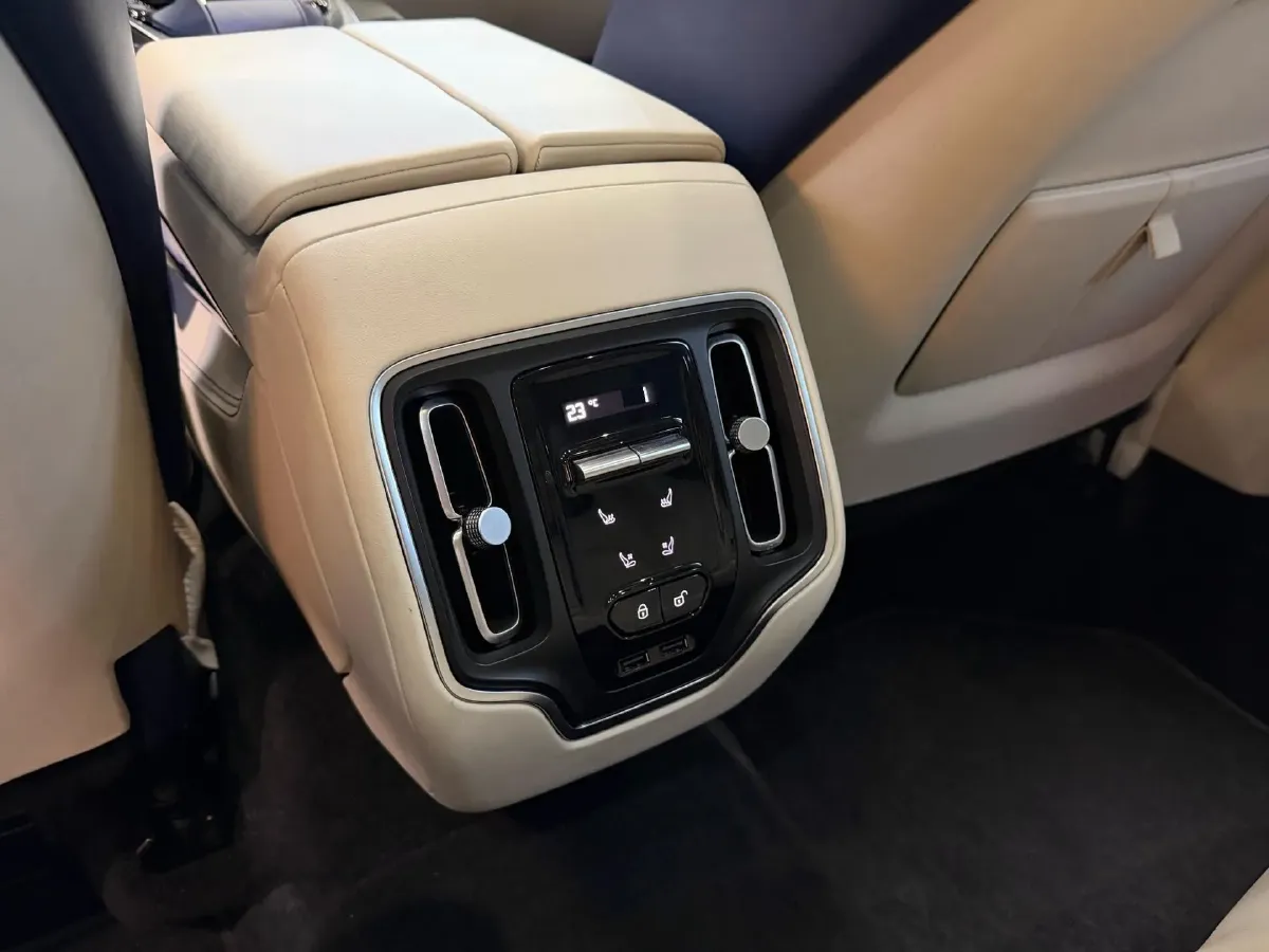 2022 Aston Martin DBX 3.0T 435HP L6 9AT,autocango,china used car exporter,china ev exporter,chinese used car exporter,chinese used ev exporter