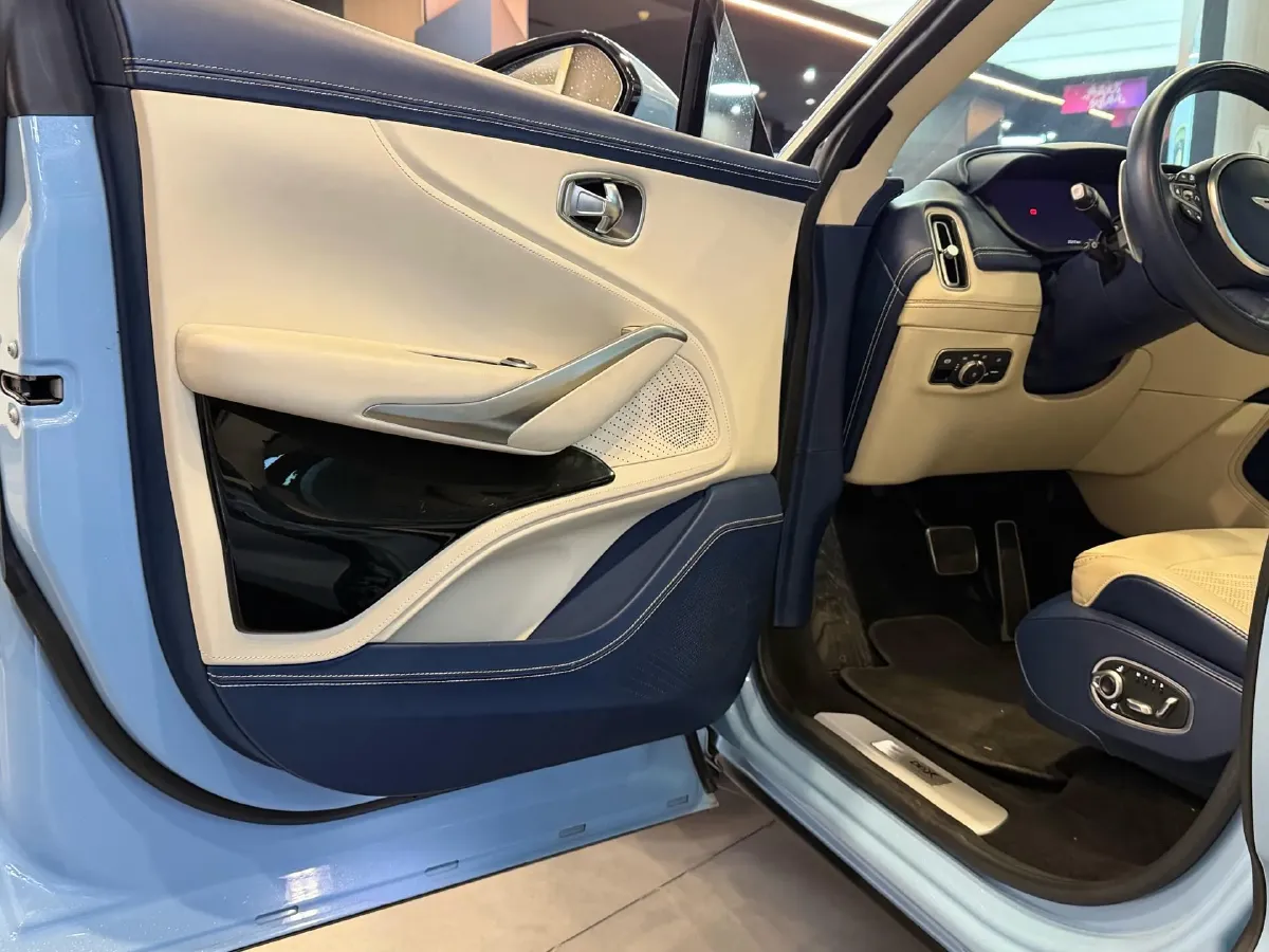 2022 Aston Martin DBX 3.0T 435HP L6 9AT,autocango,china used car exporter,china ev exporter,chinese used car exporter,chinese used ev exporter