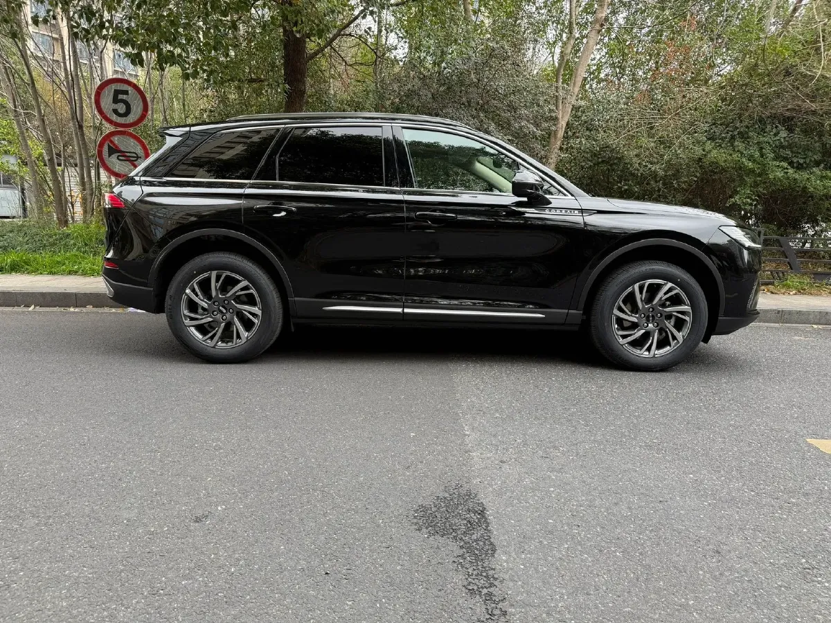 2025 Lincoln Corsair 2.0T 261HP L4 8AT,autocango,china used car exporter,china ev exporter,chinese used car exporter,chinese used ev exporter