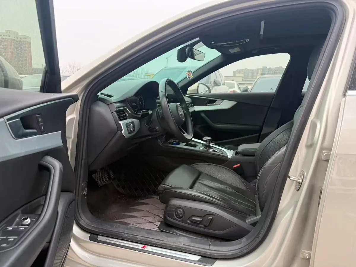 2023 Audi A4L 2.0T 190HP L4 7DCT,autocango,china used car exporter,china ev exporter,chinese used car exporter,chinese used ev exporter