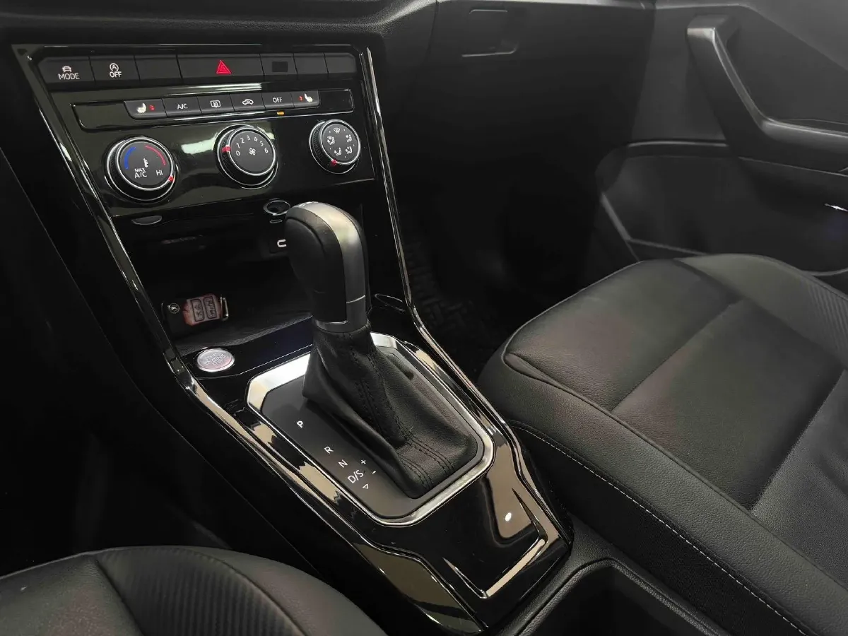 2022 Volkswagen T-Roc 1.4T 150HP L4 7DCT,autocango,china used car exporter,china ev exporter,chinese used car exporter,chinese used ev exporter