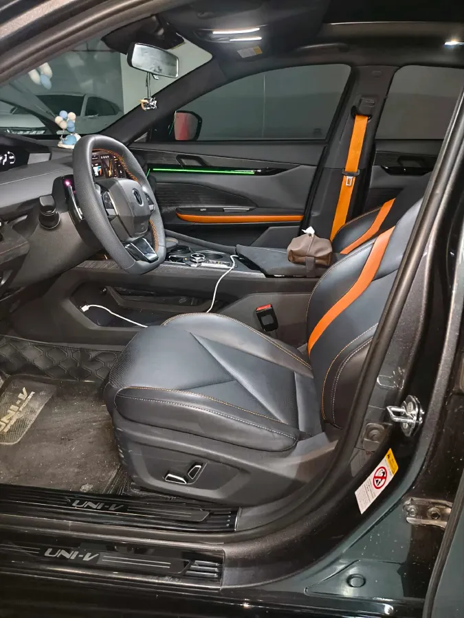 2022 ChangAn UNI-V 1.5T 188HP L4 7DCT,autocango,china used car exporter,china ev exporter,chinese used car exporter,chinese used ev exporter