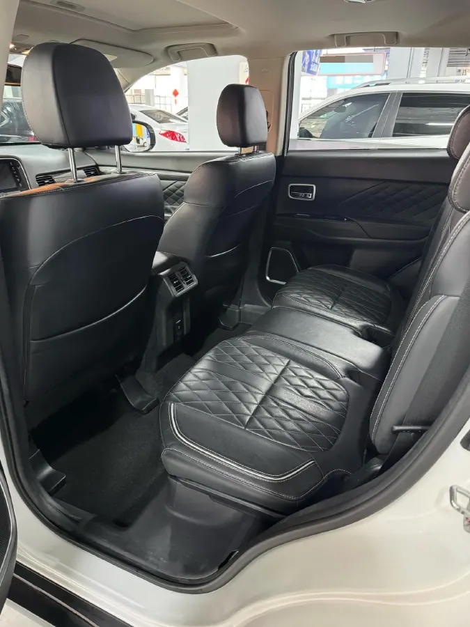 2020 Mitsubishi Outlander 2.4L 192HP L4 CVT,autocango,china used car exporter,china ev exporter,chinese used car exporter,chinese used ev exporter