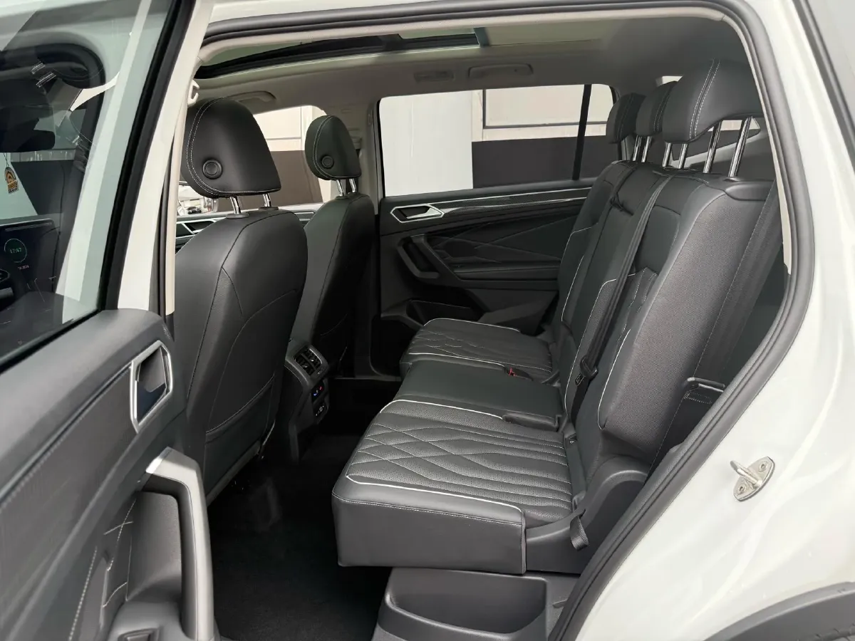 2023 Volkswagen Tiguan L 2.0T 220HP L4 7DCT,autocango,china used car exporter,china ev exporter,chinese used car exporter,chinese used ev exporter