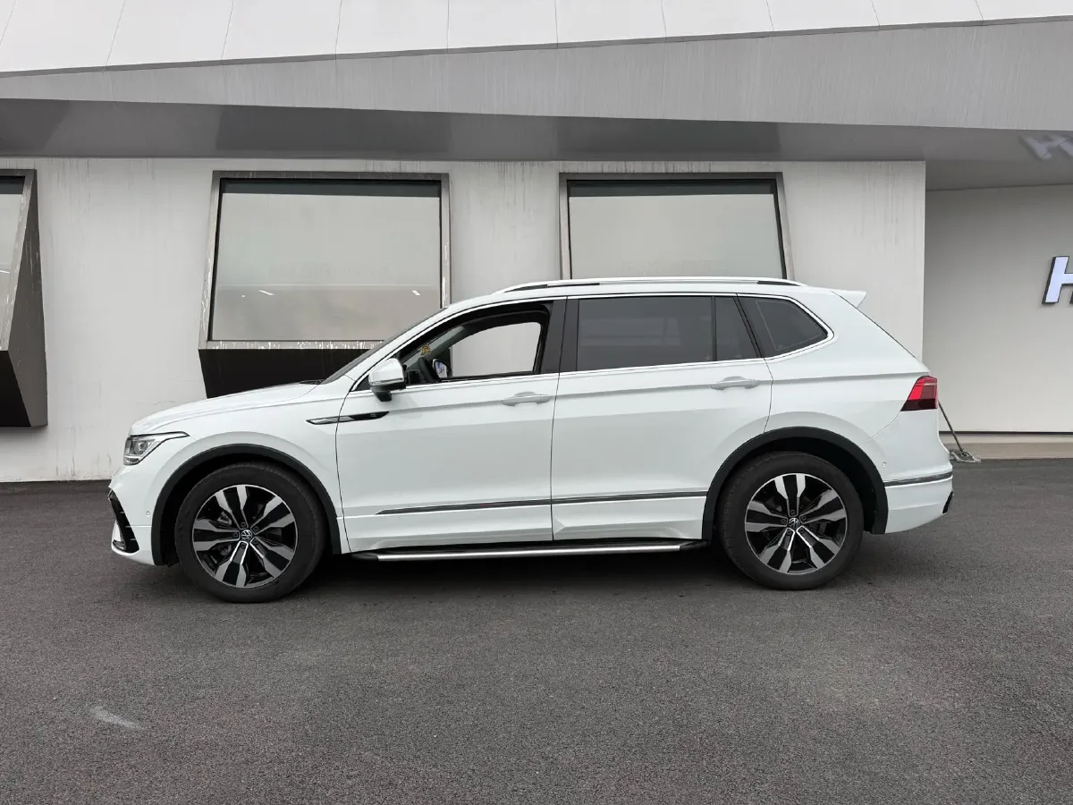 2023 Volkswagen Tiguan L 2.0T 220HP L4 7DCT,autocango,china used car exporter,china ev exporter,chinese used car exporter,chinese used ev exporter