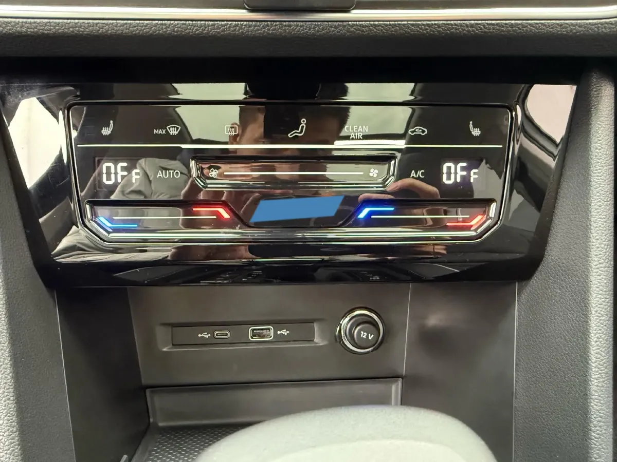 2023 Volkswagen Tiguan L 2.0T 220HP L4 7DCT,autocango,china used car exporter,china ev exporter,chinese used car exporter,chinese used ev exporter