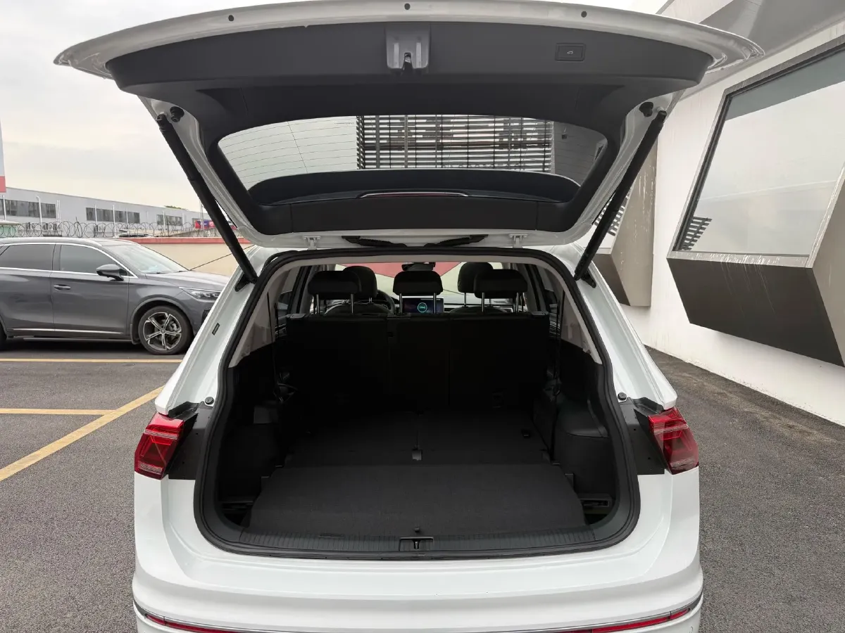 2023 Volkswagen Tiguan L 2.0T 220HP L4 7DCT,autocango,china used car exporter,china ev exporter,chinese used car exporter,chinese used ev exporter