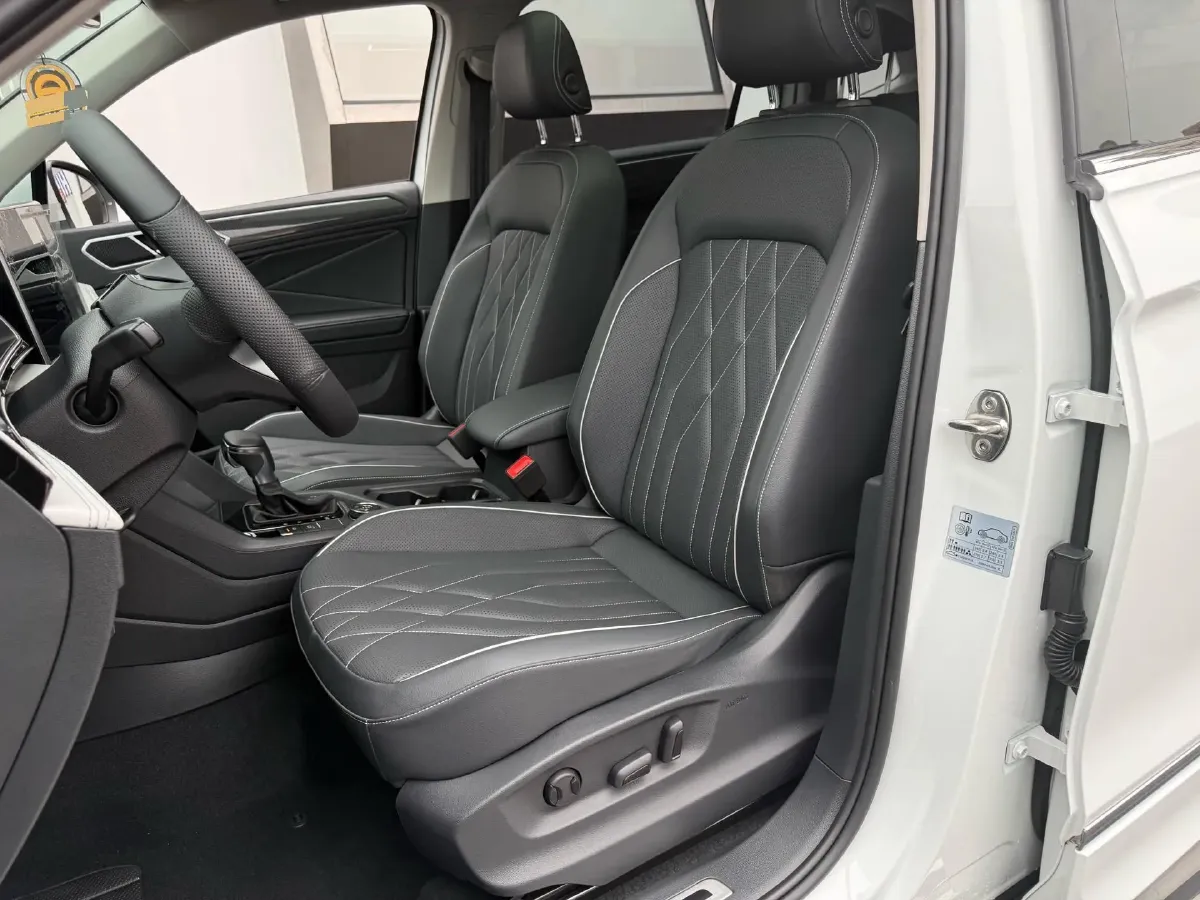 2023 Volkswagen Tiguan L 2.0T 220HP L4 7DCT,autocango,china used car exporter,china ev exporter,chinese used car exporter,chinese used ev exporter