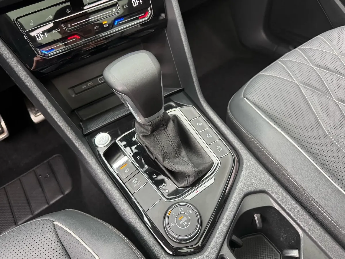 2023 Volkswagen Tiguan L 2.0T 220HP L4 7DCT,autocango,china used car exporter,china ev exporter,chinese used car exporter,chinese used ev exporter