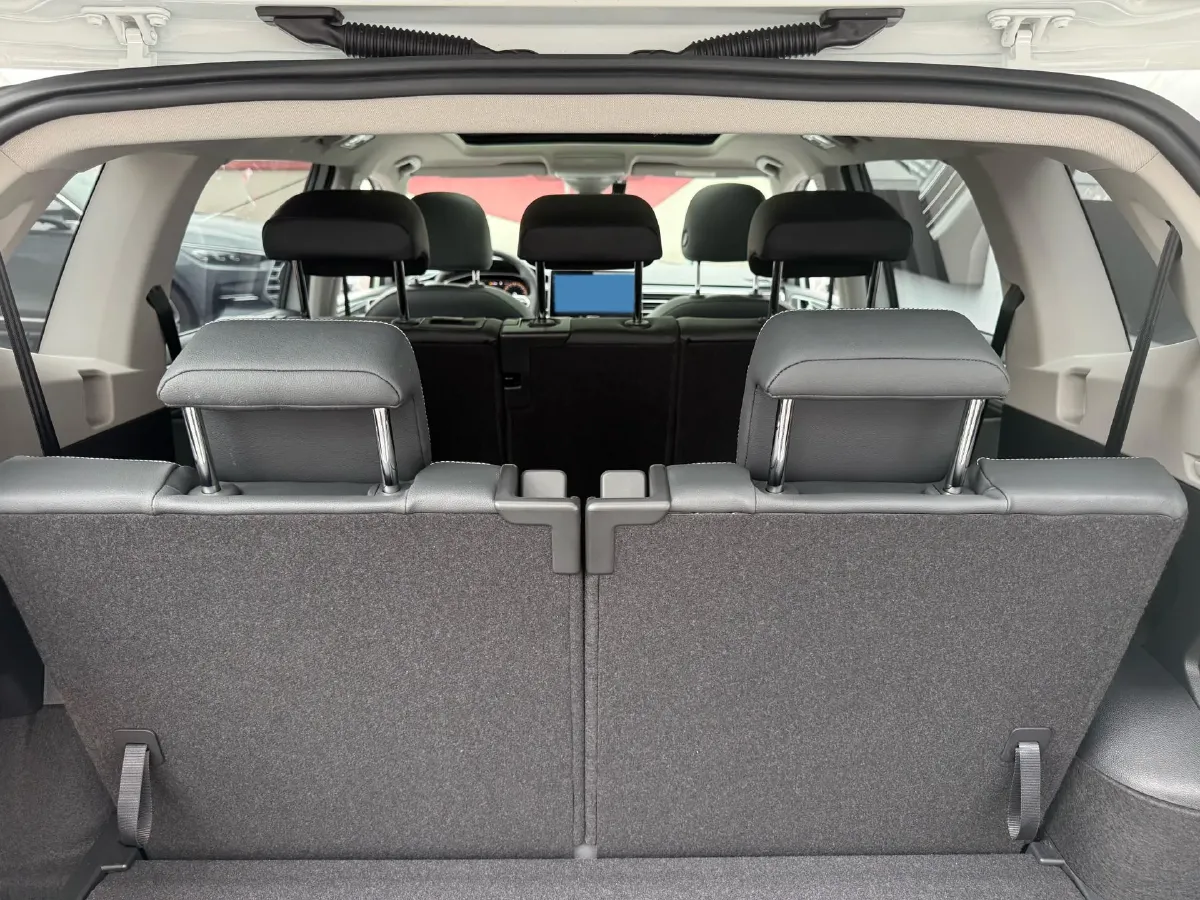 2023 Volkswagen Tiguan L 2.0T 220HP L4 7DCT,autocango,china used car exporter,china ev exporter,chinese used car exporter,chinese used ev exporter