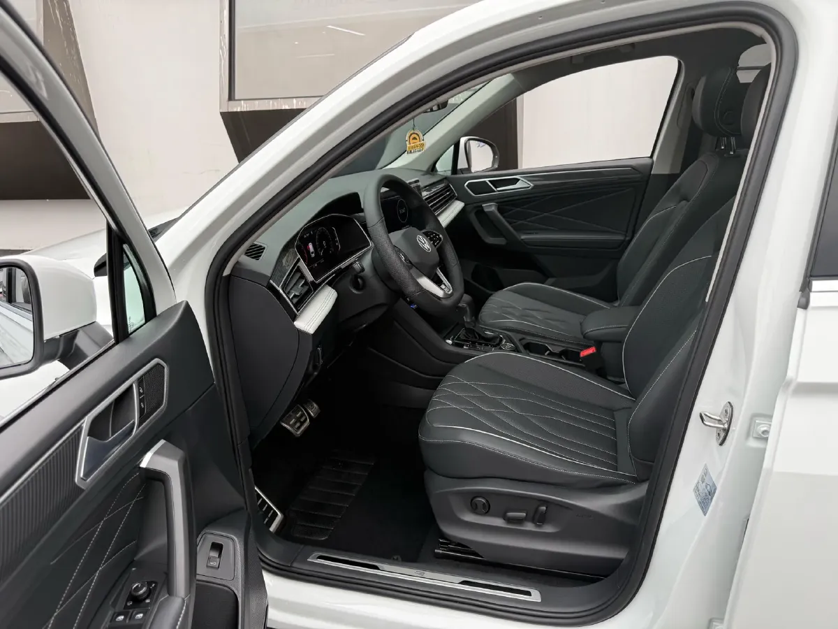 2023 Volkswagen Tiguan L 2.0T 220HP L4 7DCT,autocango,china used car exporter,china ev exporter,chinese used car exporter,chinese used ev exporter