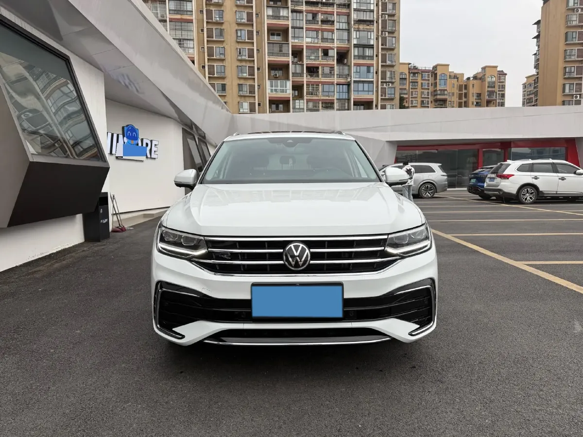 2023 Volkswagen Tiguan L 2.0T 220HP L4 7DCT,autocango,china used car exporter,china ev exporter,chinese used car exporter,chinese used ev exporter