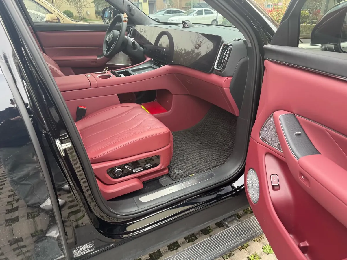 2025 AITO AITO M8 REEV 160HP REEV 53.4KWH,autocango,china used car exporter,china ev exporter,chinese used car exporter,chinese used ev exporter