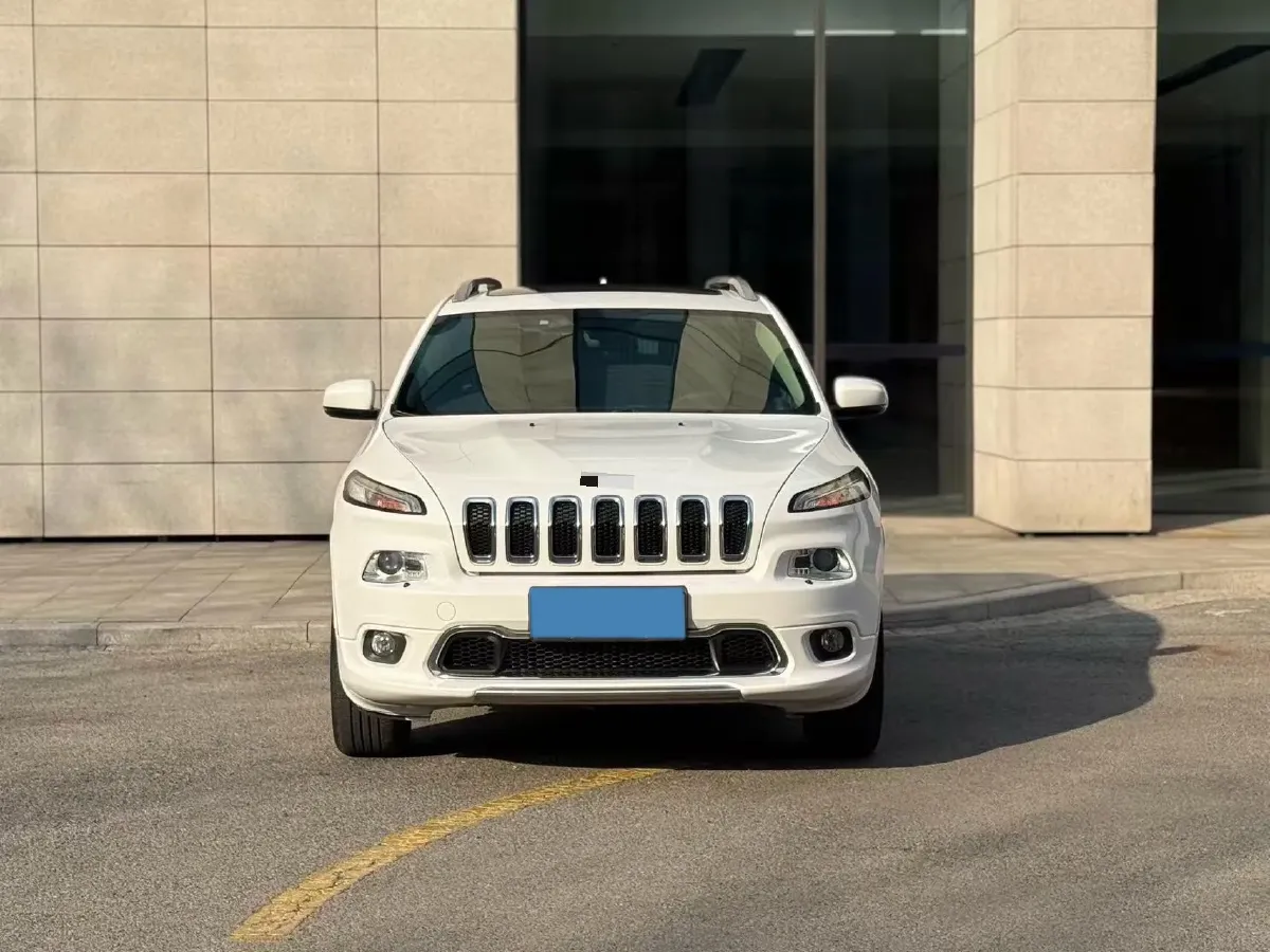 2017 Jeep Cherokee 2.4L 175HP L4 9AT,autocango,china used car exporter,china ev exporter,chinese used car exporter,chinese used ev exporter