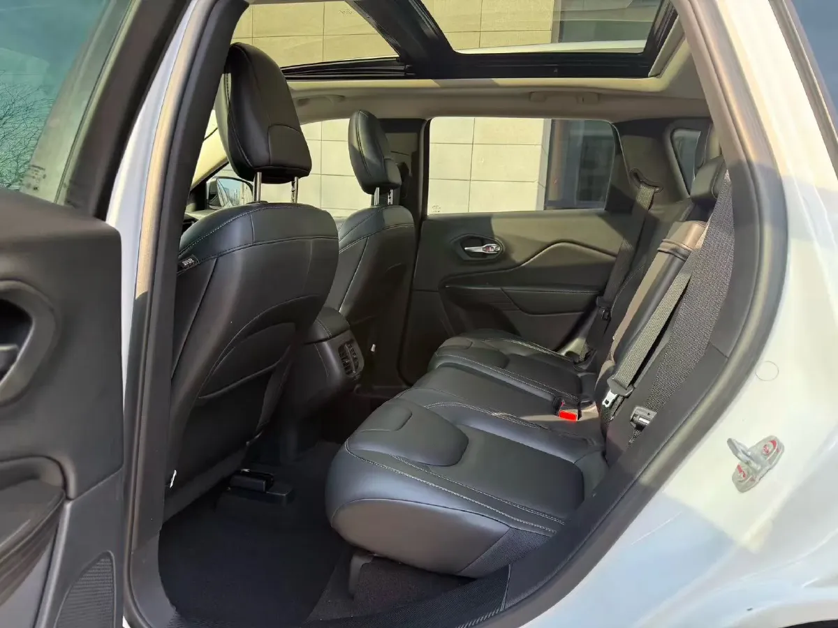 2017 Jeep Cherokee 2.4L 175HP L4 9AT,autocango,china used car exporter,china ev exporter,chinese used car exporter,chinese used ev exporter