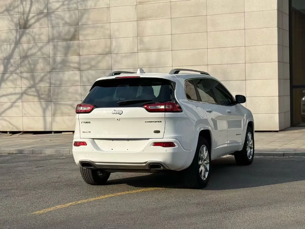 2017 Jeep Cherokee 2.4L 175HP L4 9AT,autocango,china used car exporter,china ev exporter,chinese used car exporter,chinese used ev exporter