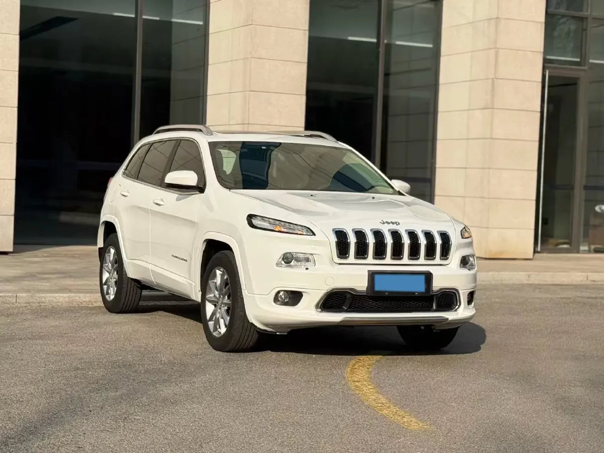 2017 Jeep Cherokee 2.4L 175HP L4 9AT,autocango,china used car exporter,china ev exporter,chinese used car exporter,chinese used ev exporter