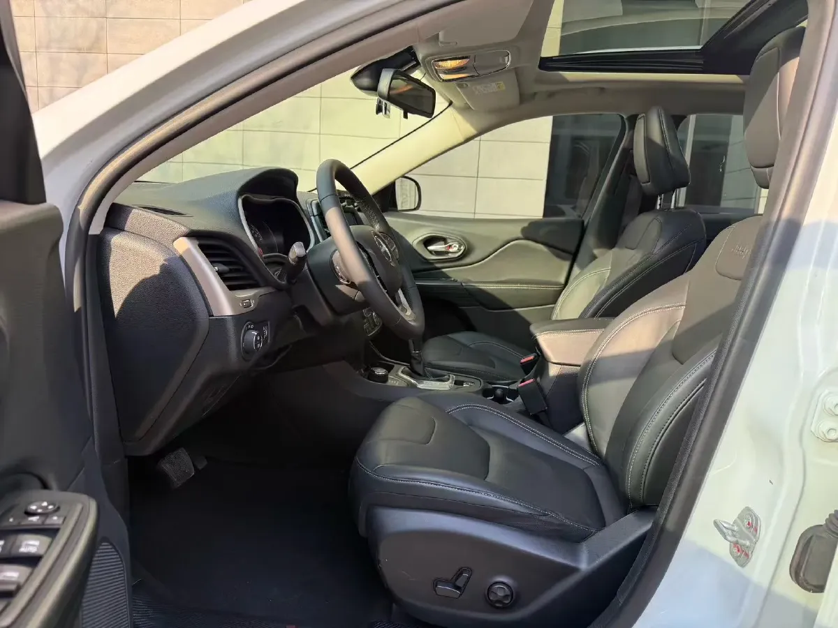 2017 Jeep Cherokee 2.4L 175HP L4 9AT,autocango,china used car exporter,china ev exporter,chinese used car exporter,chinese used ev exporter