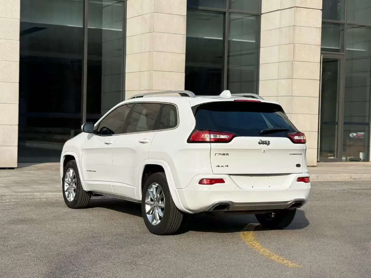 2017 Jeep Cherokee 2.4L 175HP L4 9AT,autocango,china used car exporter,china ev exporter,chinese used car exporter,chinese used ev exporter