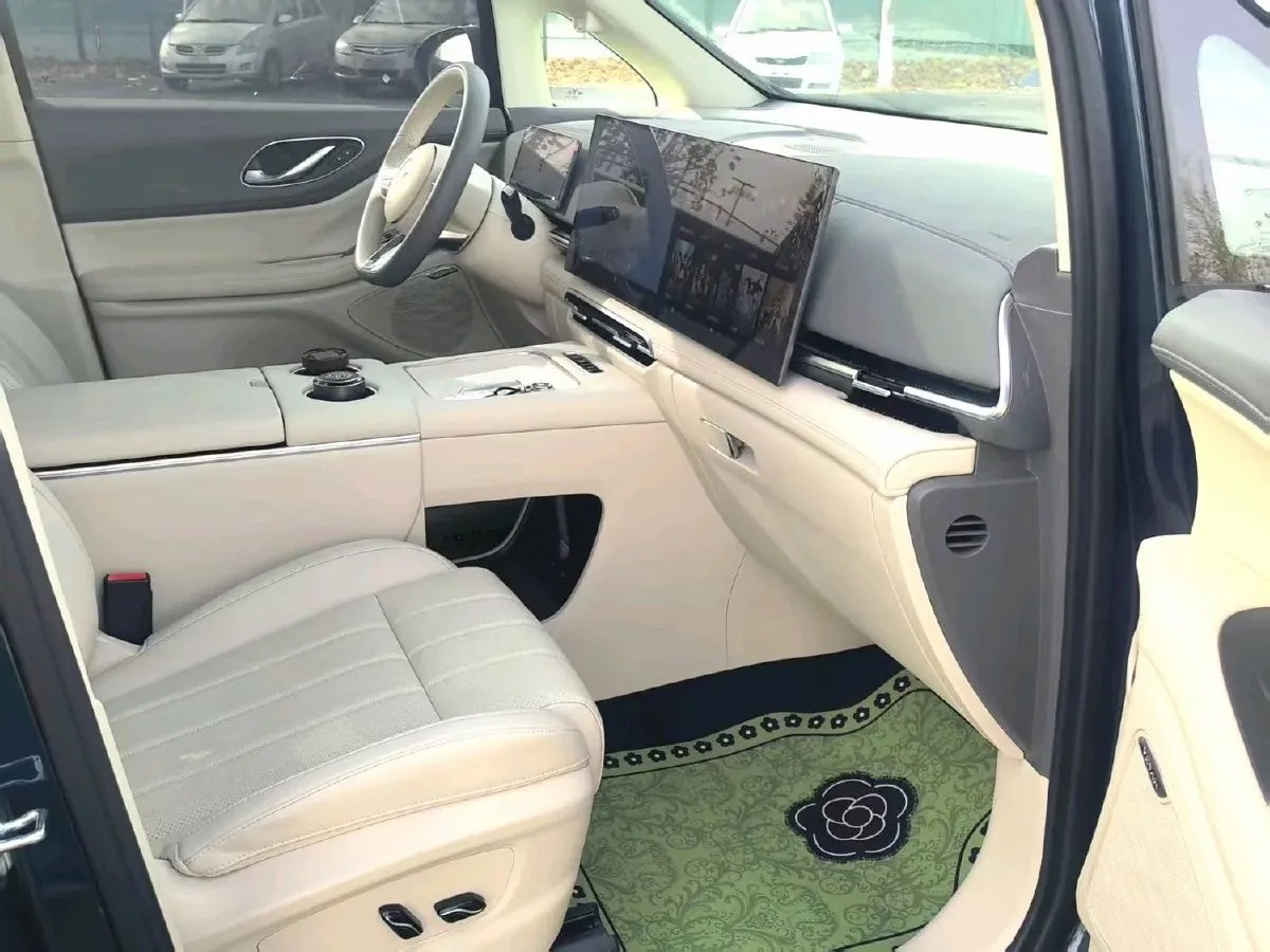 2025 Voyah Dream 1.5T 150HP L4 PHEV 41.7KWH,autocango,china used car exporter,china ev exporter,chinese used car exporter,chinese used ev exporter