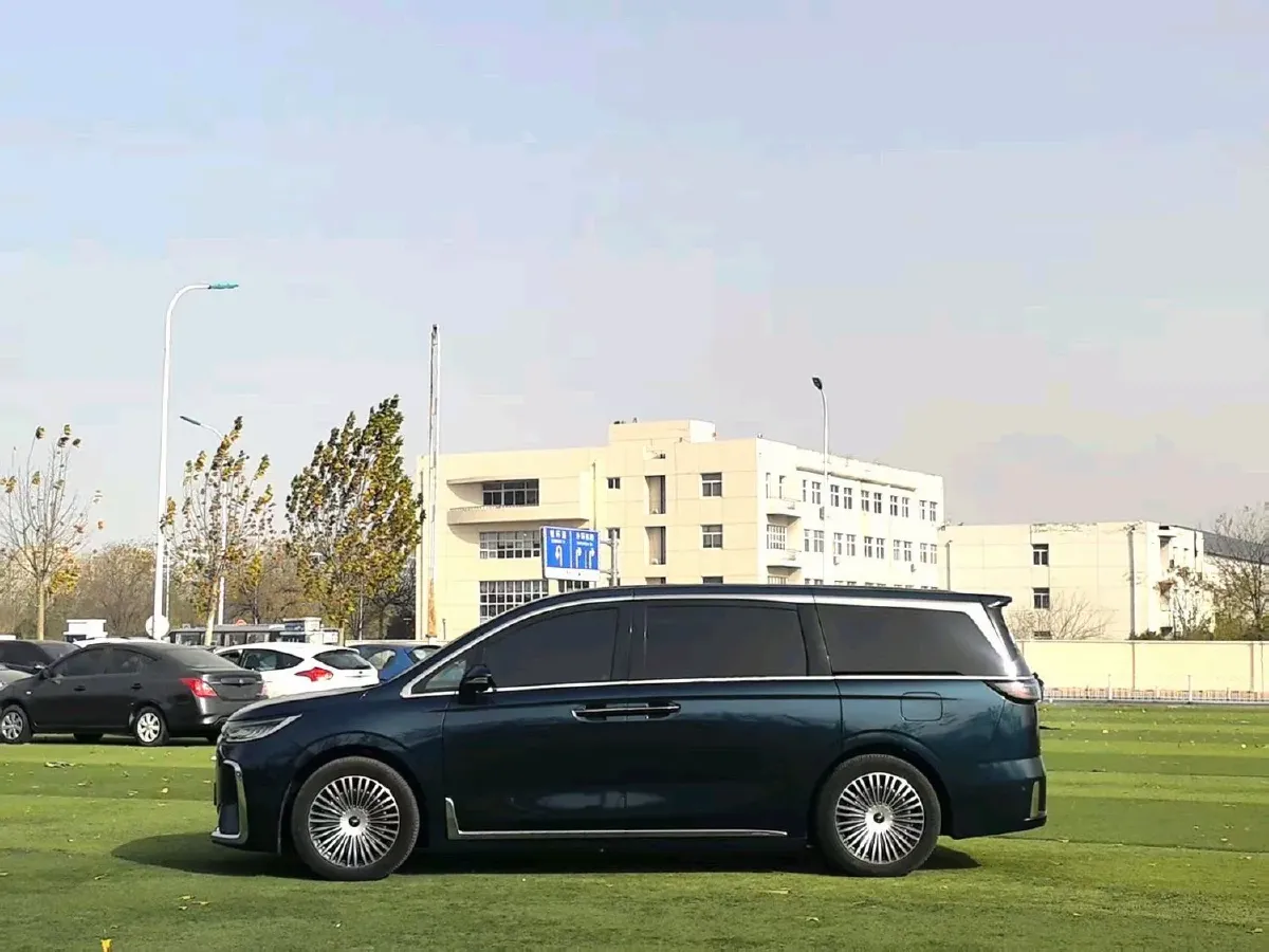 2025 Voyah Dream 1.5T 150HP L4 PHEV 41.7KWH,autocango,china used car exporter,china ev exporter,chinese used car exporter,chinese used ev exporter