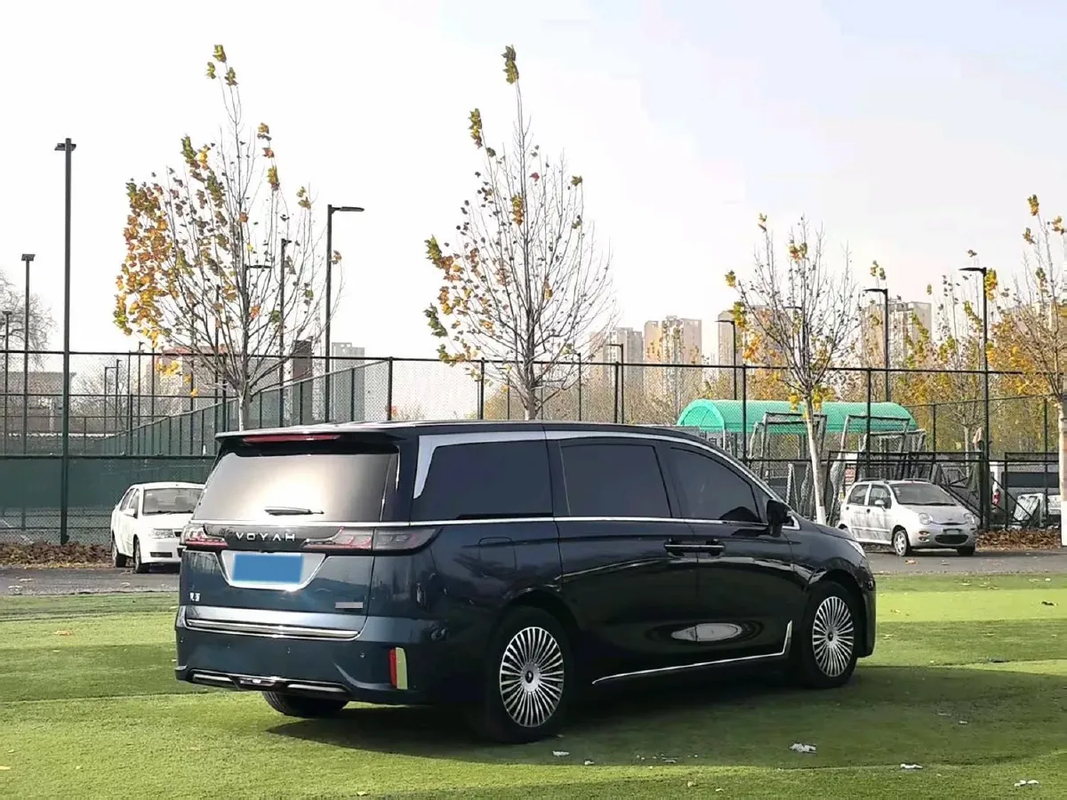 2025 Voyah Dream 1.5T 150HP L4 PHEV 41.7KWH,autocango,china used car exporter,china ev exporter,chinese used car exporter,chinese used ev exporter