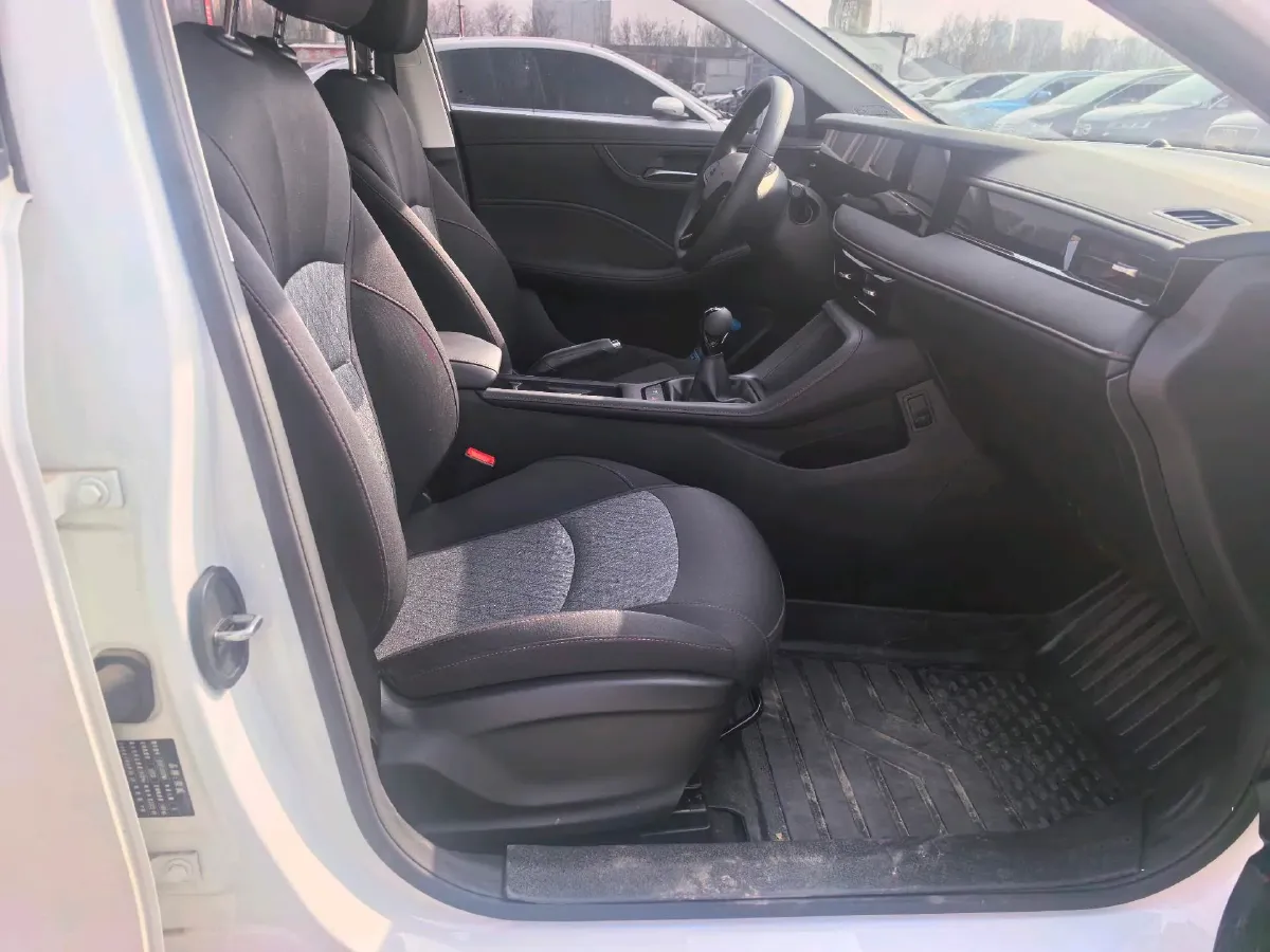 2026 Roewe i5 1.5L 129HP L4 5MT,autocango,china used car exporter,china ev exporter,chinese used car exporter,chinese used ev exporter