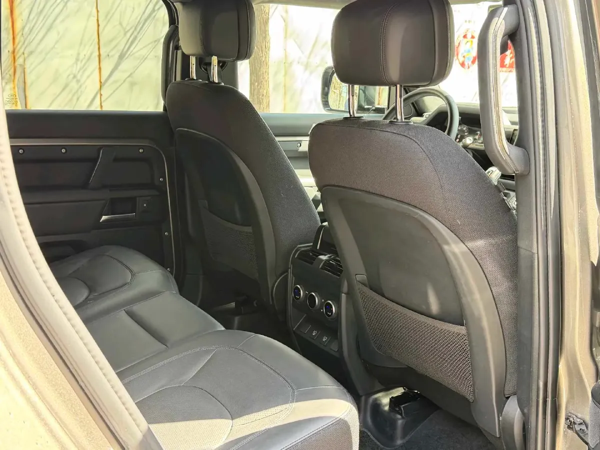 2025 Land Rover Defender 3.0T 400HP L6 8AT,autocango,china used car exporter,china ev exporter,chinese used car exporter,chinese used ev exporter