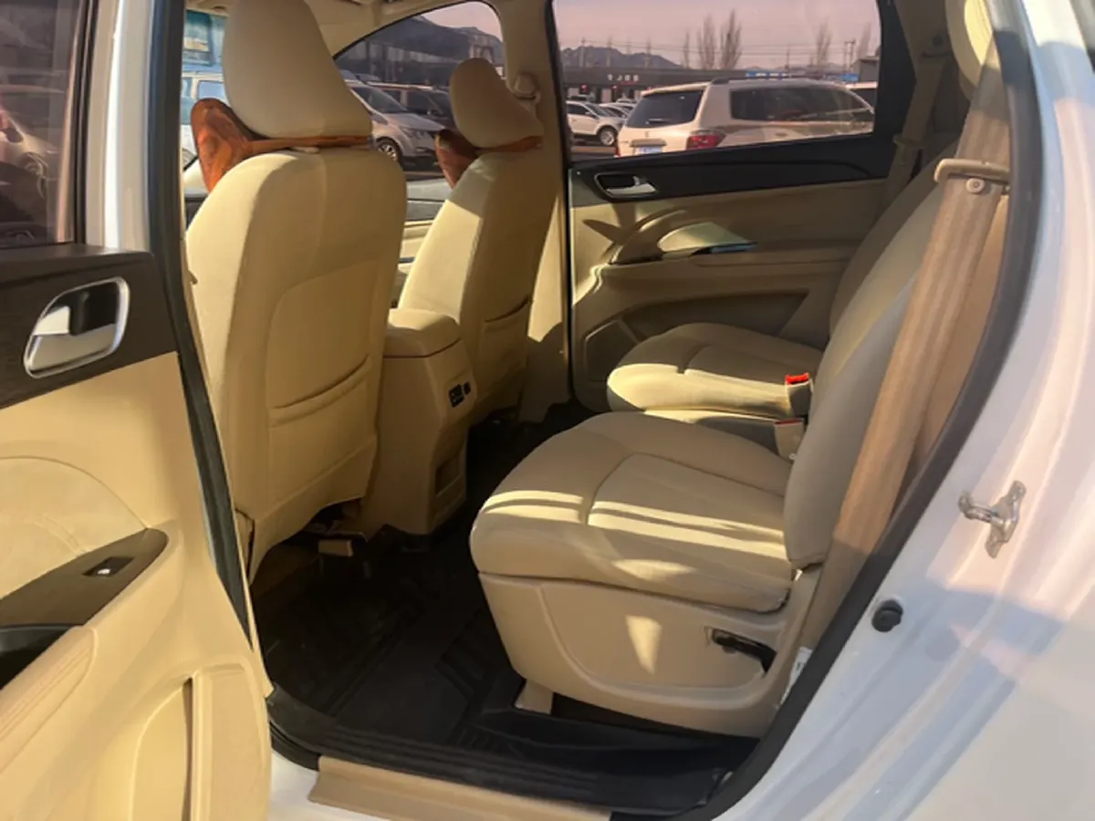 2019 BaoJun 730 1.5L 105HP L4 6MT,autocango,china used car exporter,china ev exporter,chinese used car exporter,chinese used ev exporter