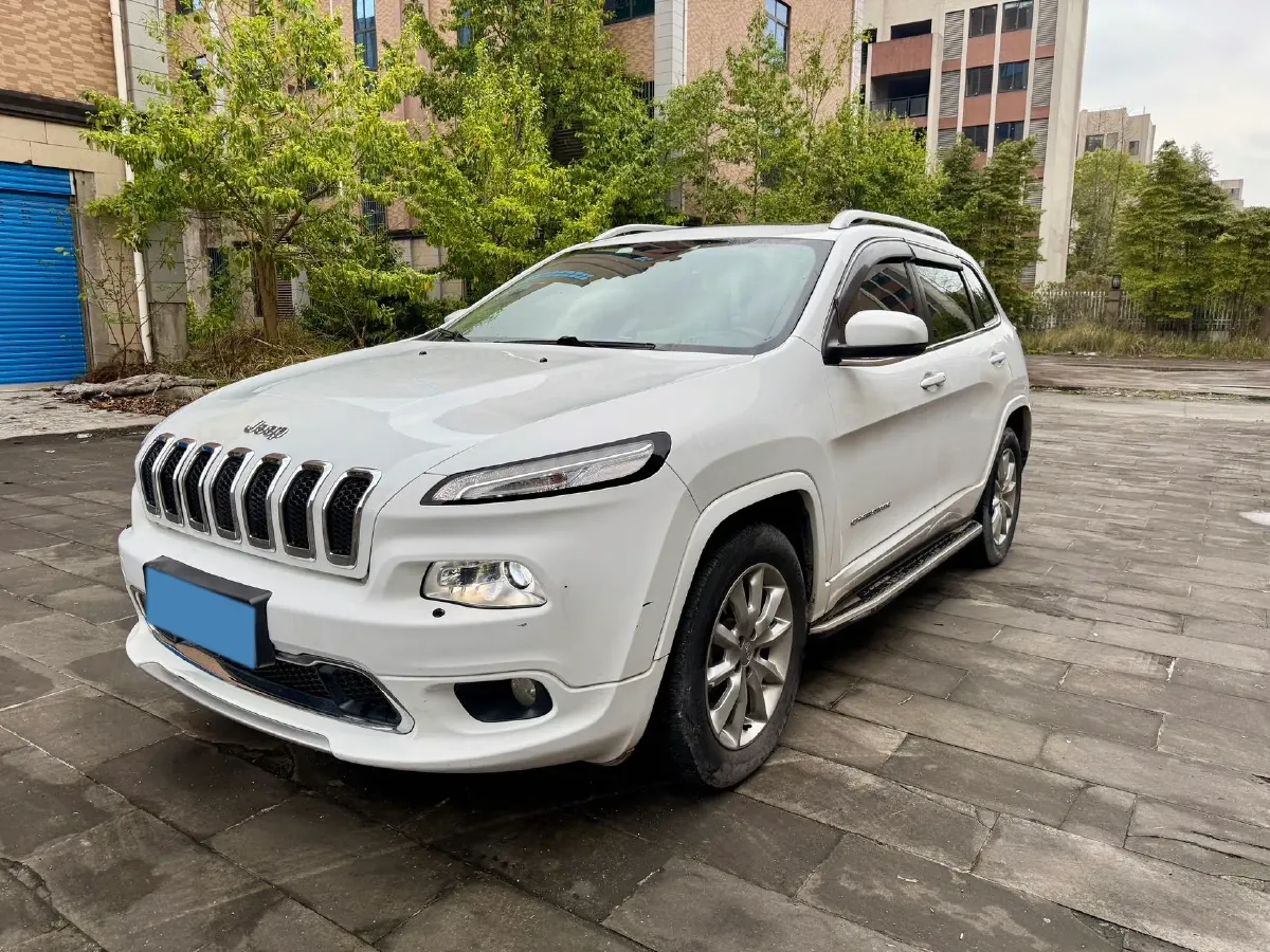 2017 Jeep Cherokee 2.4L 175HP L4 9AT,autocango,china used car exporter,china ev exporter,chinese used car exporter,chinese used ev exporter