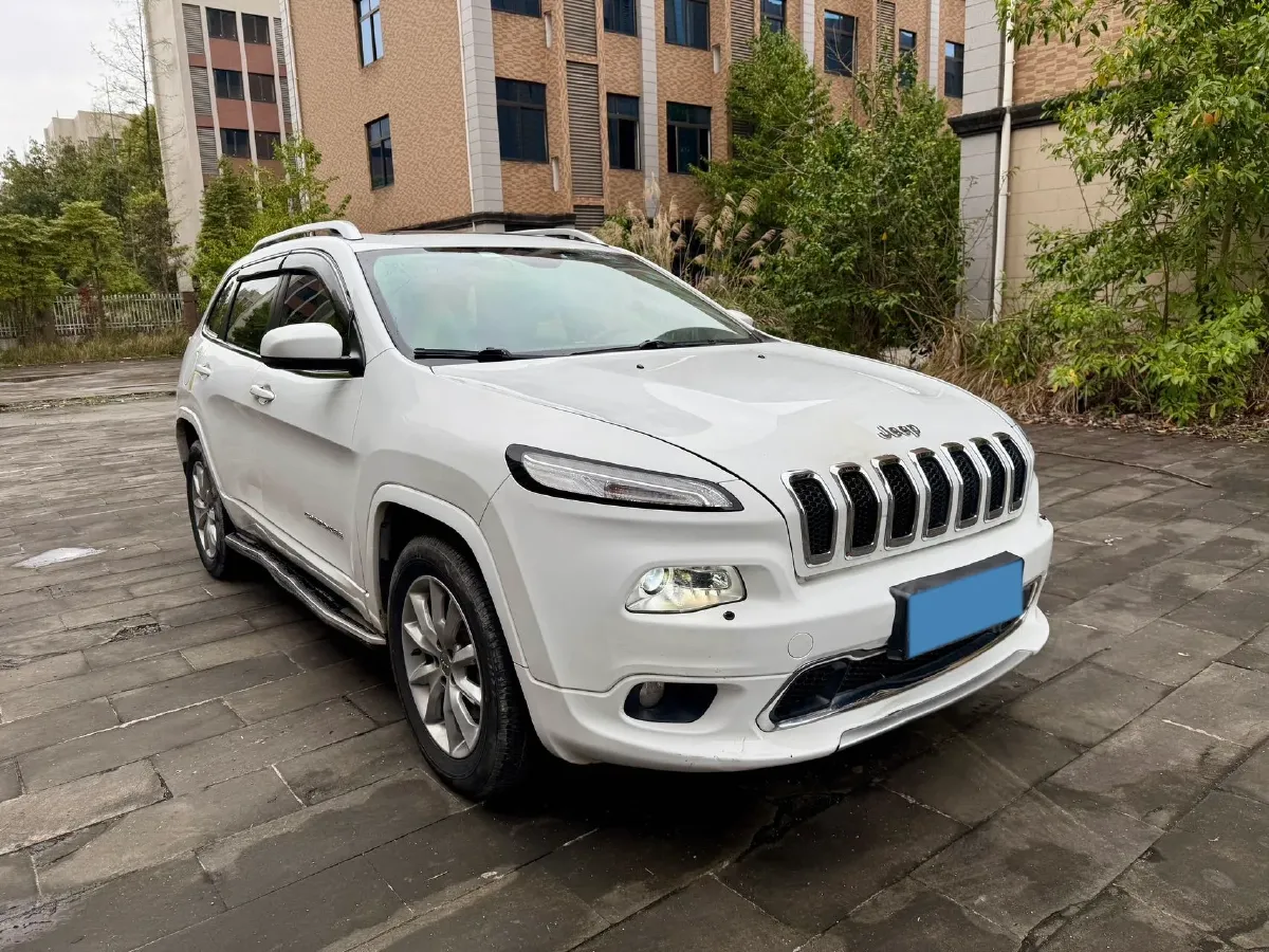 2017 Jeep Cherokee 2.4L 175HP L4 9AT,autocango,china used car exporter,china ev exporter,chinese used car exporter,chinese used ev exporter